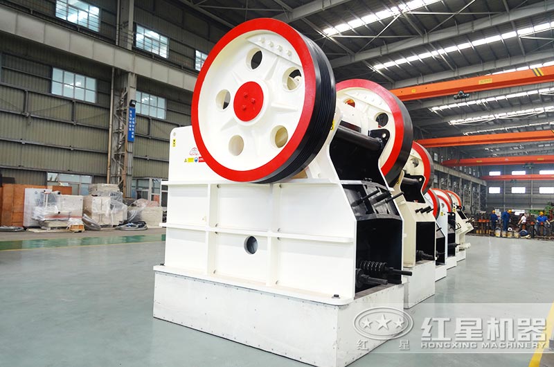 PE900*1200鄂式碎石機產量大概多少？能破碎水泥塊嗎？